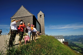 Wallfahrtskirche-mit-Aussicht-auf-die-Bergwelt-Fotograf-Hannes-Dabernig