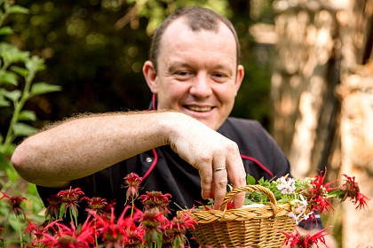 Chef Michael im Kräutergarten