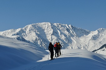 Auf dem Weg zum Gerstingerjoch im Hintergrund der Steinbergstein