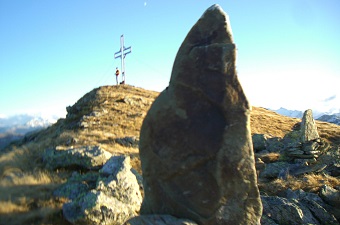 Gipfelkreuz Steinbergstein kurz vor dem Sonnenuntergang