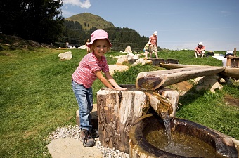 Maedchen-bei-Wasserspiele-Filzalmsee-Fotograf-Kurt-Tropper